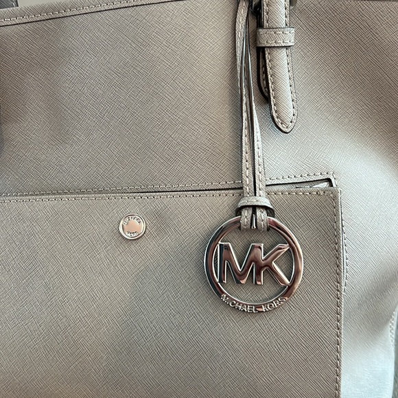 Michael Kors Leather Tote/Purse - Picture 2 of 10